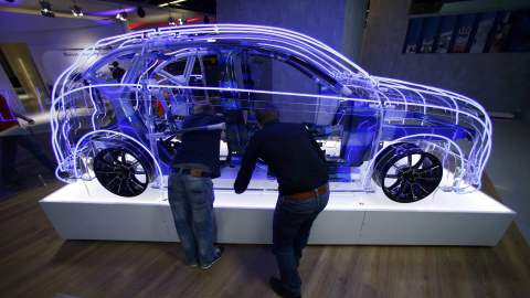 Dan los últimos retoques antes de inauguración del 66 edición del Salón el Automóvil de Fráncfort (Alemania), 14 de septiembre de 2015. EFE/Boris Roessler