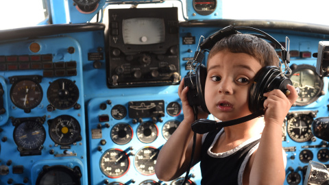 Un niño juega dentro de un avión Yakovlev Yak- 40 de la era soviética en la ciudad georgiana de Rustavi, a unos 25 km al sureste de la capital, Tiflis, el 14 de septiembre de 2015. AFP PHOTO / VANO SHLAMOV