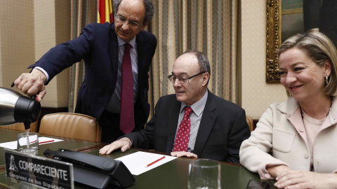 El Gobernador del Banco de España, Luis María Linde, acompañado de la presidenta de la Comisión Ana Oramas, comparece en la Comisión del Congreso que investiga la crisis financiera y el rescate bancario. EFE/Mariscal El Gobernador del Banco de España, Luis María Linde, acompañado de la presidenta de la Comisión Ana Oramas, comparece en la Comisión del Congreso que investiga la crisis financiera y el rescate bancario. EFE/Mariscal