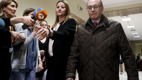 El Gobernador del Banco de España, Luis María Linde, a su llegada a la Comisión del Congreso que investiga la crisis financiera y el rescate bancario. EFE/Mariscal El Gobernador del Banco de España, Luis María Linde, a su llegada a la Comisión del Congreso que investiga la crisis financiera y el rescate bancario. EFE/Mariscal
