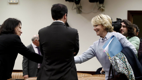 La expresidenta de la Comunidad de Madrid Esperanza Aguirre, saluda a la diputada de Podemos Carolina Bescansa, a su llegada para comparecer ante la Comisión de Investigación relativa a la presunta financiación ilegal del PP en el Congreso La expresidenta de la Comunidad de Madrid Esperanza Aguirre, saluda a la diputada de Podemos Carolina Bescansa, a su llegada para comparecer ante la Comisión de Investigación relativa a la presunta financiación ilegal del PP en el Congreso