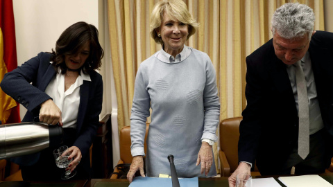 La expresidenta de la Comunidad de Madrid Esperanza Aguirre (c), junto al presidente de la comisión Pedro Quevedo (d), a su llegada para comparecer ante la Comisión de Investigación relativa a la presunta financiación ilegal del PP en el Co La expresidenta de la Comunidad de Madrid Esperanza Aguirre (c), junto al presidente de la comisión Pedro Quevedo (d), a su llegada para comparecer ante la Comisión de Investigación relativa a la presunta financiación ilegal del PP en el Co