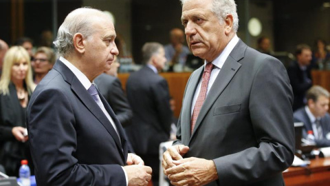 El ministro español del Interior, Jorge Fernández Díaz (izda), conversa con el comisario de Migración, Dimitris Avramopoulos, durante la reunión de los ministros de Justicia e Interior de la Unión Europea (UE) celebrada para abordar la cris El ministro español del Interior, Jorge Fernández Díaz (izda), conversa con el comisario de Migración, Dimitris Avramopoulos, durante la reunión de los ministros de Justicia e Interior de la Unión Europea (UE) celebrada para abordar la cris