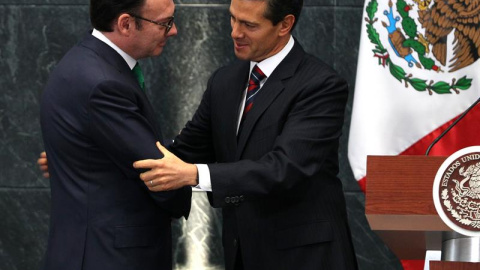 El presidente de México, Enrique Peña Nieto, se despide de quien fuera hasta hoy su secretario de Hacienda, Luis Videgaray. - EFE El presidente de México, Enrique Peña Nieto, se despide de quien fuera hasta hoy su secretario de Hacienda, Luis Videgaray. - EFE
