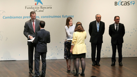 Los Reyes Felipe VI y Letizia, y el presidente de La Caixa Isidrto Fainé, durante la ceremonia de entrega de las becas de posgrado de La Caixa. EFE/Ballesteros Los Reyes Felipe VI y Letizia, y el presidente de La Caixa Isidrto Fainé, durante la ceremonia de entrega de las becas de posgrado de La Caixa. EFE/Ballesteros