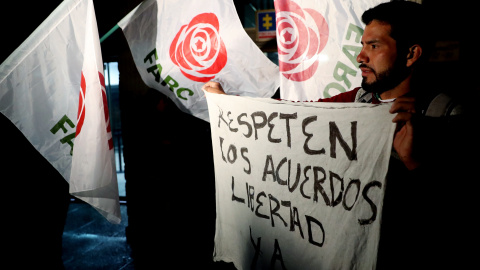 Simpatizantes del partido Fuerza Alternativa Revolucionaria del Común (FARC) protestan en contra de la captura del líder exguerrillero y dirigente de ese partido, Jesús Santrich. EFE Simpatizantes del partido Fuerza Alternativa Revolucionaria del Común (FARC) protestan en contra de la captura del líder exguerrillero y dirigente de ese partido, Jesús Santrich. EFE