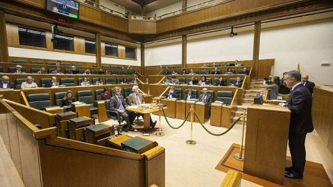 El lehendakari Iñigo Ürkulu durante una intervención en el pleno del Parlamento Vasco. EFE El lehendakari Iñigo Ürkulu durante una intervención en el pleno del Parlamento Vasco. EFE