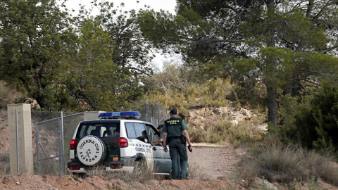 Agentes de la Guardia Civil recorren el camino de acceso al lugar donde agentes del Servicio de Protección de la Naturaleza (Seprona) han localizado, en el fondo de una profunda sima, el cadáver desnudo de una joven en las inmediaciones de Agentes de la Guardia Civil recorren el camino de acceso al lugar donde agentes del Servicio de Protección de la Naturaleza (Seprona) han localizado, en el fondo de una profunda sima, el cadáver desnudo de una joven en las inmediaciones de