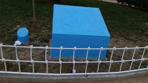 La placa ha sido arrancada del monolito donde estaba colocada en el parque Castilla-La Mancha, en Getafe. / EUROPA PRESS
