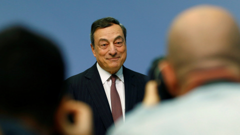El presidente del BCE, Mario Draghi, posa ante los periodistas al inicio de la rueda de prensa poserior a la reunión del Consejo de Gobierno de la entidad, en su sede en Fráncfort. REUTERS/Ralph Orlowski El presidente del BCE, Mario Draghi, posa ante los periodistas al inicio de la rueda de prensa poserior a la reunión del Consejo de Gobierno de la entidad, en su sede en Fráncfort. REUTERS/Ralph Orlowski