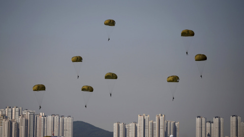 Paracaidistas actúan en una ceremonia para conmemorar el 65 aniversario de operaciones de aterrizaje de Incheon llevada a cabo por las tropas de las Naciones Unidas lideradas por Estados Unidos durante la Guerra de Corea 1950-1953, en Inche