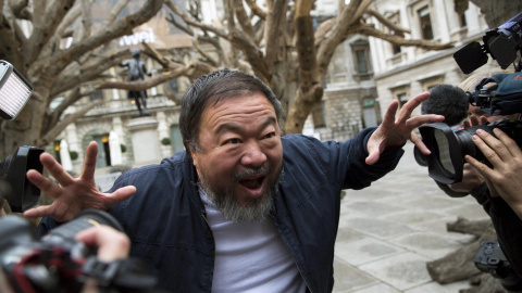 El artista chino Ai Weiwei posa para los fotógrafos durante un photocall en su exposición en la Royal Academy of Arts de Londres, Reino Unido, 15 de septiembre de 2015. REUTERS / Neil Salón