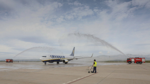 La pista del aeropuerto de Castellón ha recibido esta mañana al primer avión de un vuelo regular en sus casi cuatro años y medio de vida, procedente de Londres y operado por la línea de bajo coste Ryanair. EFE/Doménech Castelló La pista del aeropuerto de Castellón ha recibido esta mañana al primer avión de un vuelo regular en sus casi cuatro años y medio de vida, procedente de Londres y operado por la línea de bajo coste Ryanair. EFE/Doménech Castelló