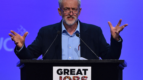 Jeremy Corbyn, el nuevo líder laborista británico habla en el Congreso de Sindicatos (TUC) en Brighton, al sureste de Inglaterra, el 15 de septiembre de 2015. AFP PHOTO / BEN STANSALL