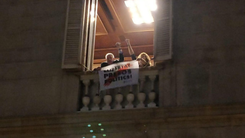 Ernest Maragall i Elisenda Alamany amb la pancarta per la llibertat dels presos polítics. ERC