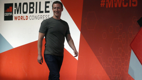 El creador de Facebook, Mark Zuckerberg, llega al Mobile World Congress en Barcelona para dar una conferencia./ REUTERS