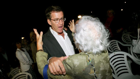 El candidato del PPdeG a la Presidencia de la Xunta, Alberto Núñez Feijóo, saluda a una simpatizante durante el inicio de campaña electoral que los pupolares celebran hoy en los jardines de Méndez Núñez de A Coruña. EFE/Kiko Delgado