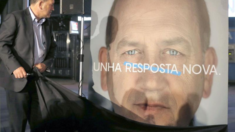 El candidato del Psdg-PSOE a la presidencia de la Xunta, Joaquín Fernández Leiceaga, descubre el cartel electoral en el inicio de campaña de las elecciones gallegas, durante el acto celebrado esta noche en Santiago de Compostela. EFE/Lavand