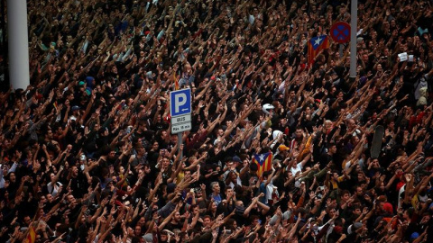 14/10/2019.- Miles de personas se agolpan ante el Aeropuerto del Prat ./ EFE- Quique García