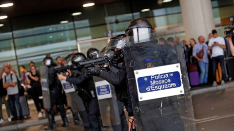 14/10/2019 - La plataforma Tsunami Democràtic haya llamado a paralizar la actividad del aeropuerto, en protesta por la condena a los líderes del 'procés'. EFE/Toni Albir