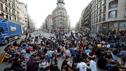 Los estudiantes se sientan en la Plaza Universidad después de la sentencia. REUTERS / Albert Gea