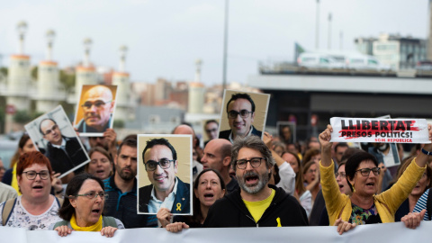 Decenas de personas protestan ante la estación de Sants por la sentencia del procés en la que se condena a los líderes independentistas a penas de entre 9 y 13 años por un delito de sedición. EFE/Enric Fontcuberta