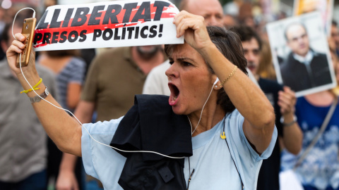 Una mujer grita en una protesta contra la sentencia. EFE/Enric Fontcuberta
