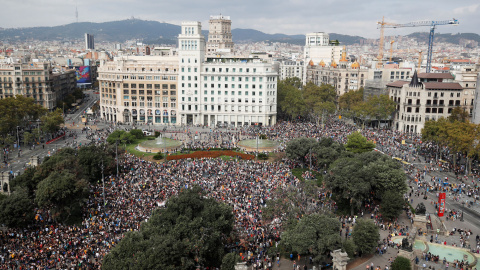 Vista aérea de la Plaza de Catalunya de Barcelona durante las protestas. / Reuters