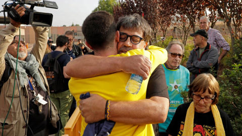 Los activistas Joan Porras “Joan Bona Nit” (de espaldas) y Jordi Pesarrodona (payaso) se abrazan al conocerse la sentencia del procés ante la cárcel de Lledoners donde decenas de personas se han concentrado desde primera hora de esta mañana
