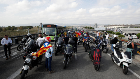 Manifestantes se congregan en una carretera de Girona en dirección al aeropuerto de Barcelona. / Reuters