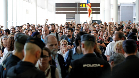 Mossos y Policía Nacional controlan el acceso a la terminal 1 de El Prat. / EFE