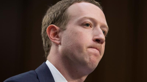 Mark Zuckerberg, testifica ante el Comité Senatorial de Comercio, Ciencia y Transporte y la audiencia conjunta del Comité Judicial del Senado. EFE/Michael Reynolds Mark Zuckerberg, testifica ante el Comité Senatorial de Comercio, Ciencia y Transporte y la audiencia conjunta del Comité Judicial del Senado. EFE/Michael Reynolds