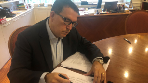 L'advocat Alonso-Cuevillas assenyala al seu despatx aspectes significatius del contingut de la sentència del Tribunal Suprem. PÚBLIC L'advocat Alonso-Cuevillas assenyala al seu despatx aspectes significatius del contingut de la sentència del Tribunal Suprem. PÚBLIC