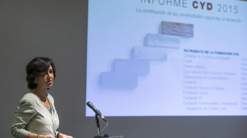La presidenta de la Fundación CYD y del Banco Santander, Ana Botín, durante el acto de presentación institucional del Informe de Universidades 2015. EFE/Emilio Naranjo