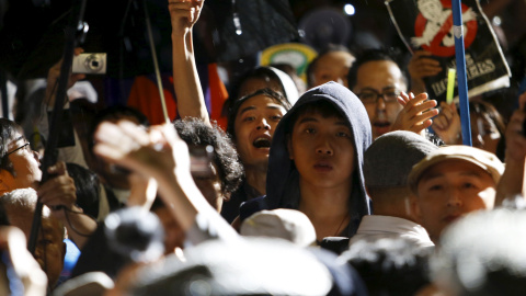 Manifestantes toman parte en una manifestación ante el parlamento en Tokio contra el proyecto de ley de seguridad de Japón. REUTERS