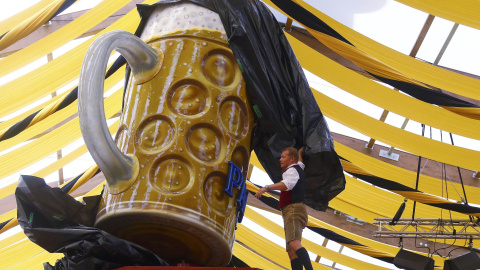 Steinfatt de la cervecería Paulaner presenta una enorme jarra de cerveza en la preparación para el Oktoberfest en Munich. REUTERS