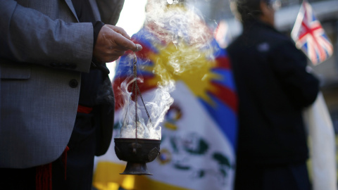 Un religioso quema incienso delante del líder espiritual tibetano, el Dalai Lama, en Cambridge. REUTERS