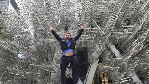 El artista chino Ai Wei Wei posa para los medios durante la presentación de su escultura "Forever" en el edificio Gherkin en Londres (Reino Unido). EFE/Facundo Arrizabalaga