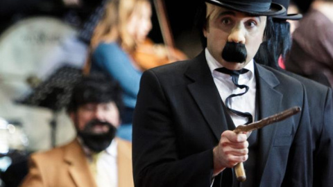 Imagen facilitada por Baudouin LITT de los barítonos Pierre Doyen y Thierry Vallier, que interpretan a los policías Hernández y Fernández, durante el ensayo general de la ópera "Las joyas de la Castafiore" cerca de Bruselas. EFE/Baudouin