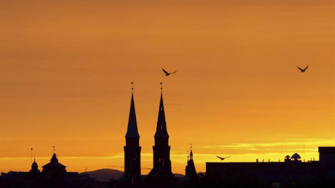 Aves sobrevuelan las Torres de St. Laurence en Nueremberg (Alemania). EFE/Daniel Karmann