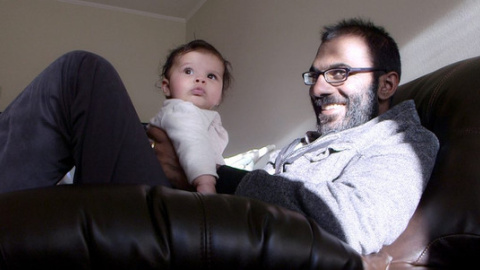 Paul Kalanithi con su bebé, Cady, nacida después de que a él le diagnosticaran un cáncer incurable en mayo de 2013. El médico murió en su casa en marzo de 2015, cuando Cady tenía ocho meses./SINC