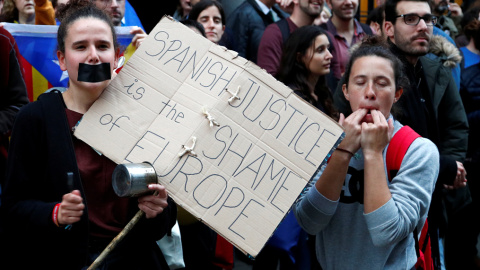 Concentración en protesta por la sentencia del Tribunal Supremo sobre el juicio del 'procés' frente a la Embajada de España en Bruselas. REUTERS/Francois Lenoir Concentración en protesta por la sentencia del Tribunal Supremo sobre el juicio del 'procés' frente a la Embajada de España en Bruselas. REUTERS/Francois Lenoir