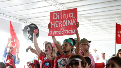 Seguidores de Dilma Rousseff durante la votación en el Senado donde se votó la destitución definitiva de la exmandataria. - AFP
