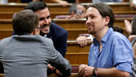El líder de Podemos, Pablo Iglesias, conversa con su compañero de partido Íñigo Errejón y con el líder de Izquierda Unida, Alberto Garzón antes del debate de investidura que se celebró en el Congreso de los Diputados. REUTERS/Andrea Comas El líder de Podemos, Pablo Iglesias, conversa con su compañero de partido Íñigo Errejón y con el líder de Izquierda Unida, Alberto Garzón antes del debate de investidura que se celebró en el Congreso de los Diputados. REUTERS/Andrea Comas