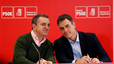 El líder del PSOE Pedro Sánchez junto al secretario general de los socialistas en Madrid, José Manuel Franco. / EFE