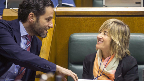 La portavoz de Elkarrekin Podemos, Pili Zabala (d), charla con el parlamentario del PP Borja Sémper durante el pleno del Parlamento Vasco. EFE/David Aguilar La portavoz de Elkarrekin Podemos, Pili Zabala (d), charla con el parlamentario del PP Borja Sémper durante el pleno del Parlamento Vasco. EFE/David Aguilar