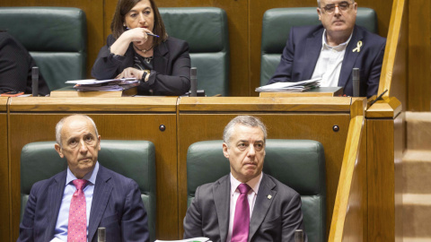 El lehendakari, Iñigo Urkullu (d), el consejero de Gobernanza Pública y Autogobierno , Josu Erkoreka (i), y los parlamentarios del PNV Joseba Egibar y Josune Gorospe (detrás), durante el pleno del Parlamento Vasco. EFE/David Aguilar El lehendakari, Iñigo Urkullu (d), el consejero de Gobernanza Pública y Autogobierno , Josu Erkoreka (i), y los parlamentarios del PNV Joseba Egibar y Josune Gorospe (detrás), durante el pleno del Parlamento Vasco. EFE/David Aguilar