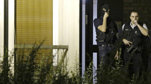 Agentes franceses inspeccionan una vivienda en Boussy-Saint-Antoine, cerca de París. - REUTERS Agentes franceses inspeccionan una vivienda en Boussy-Saint-Antoine, cerca de París. - REUTERS