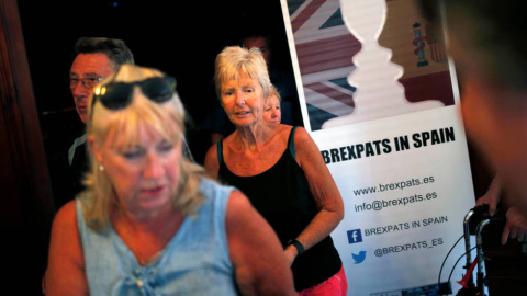 Británicos residentes en España tras un evento informativo sobre el Brexit, en Benalmáneda. (Reuters) Británicos residentes en España tras un evento informativo sobre el Brexit, en Benalmáneda. (Reuters)