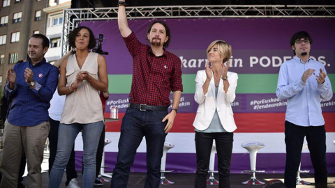 El líder de Podemos, Pablo Iglesias, acompañado por la candidata a lehendakari, Pili Zabala, y la secretaria general de Podemos Euskadi, Nagua Alba, durante un acto de campaña celebrado hoy en Barakaldo.- EFE El líder de Podemos, Pablo Iglesias, acompañado por la candidata a lehendakari, Pili Zabala, y la secretaria general de Podemos Euskadi, Nagua Alba, durante un acto de campaña celebrado hoy en Barakaldo.- EFE